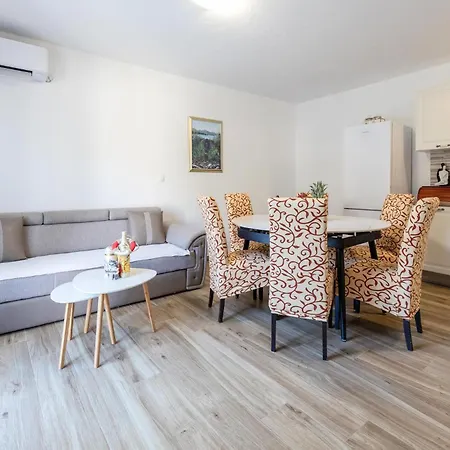 3 Bedroom Cozy Home In Kremena *