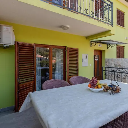 3 Bedroom Cozy Home In Kremena Feriehus *