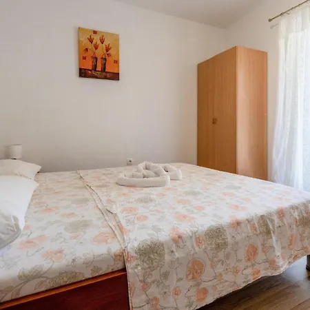 3 Bedroom Awesome In Holiday home *