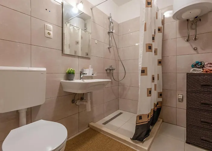 3 Bedroom Gorgeous In Holiday home Kremena